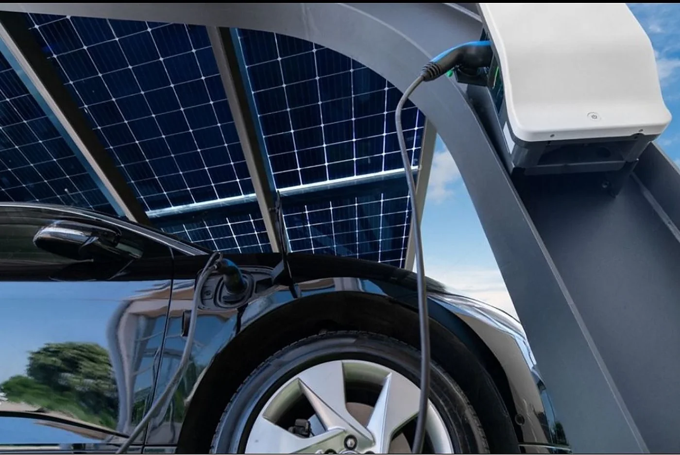 Borne de recharge branchee sur un vehicule electrique